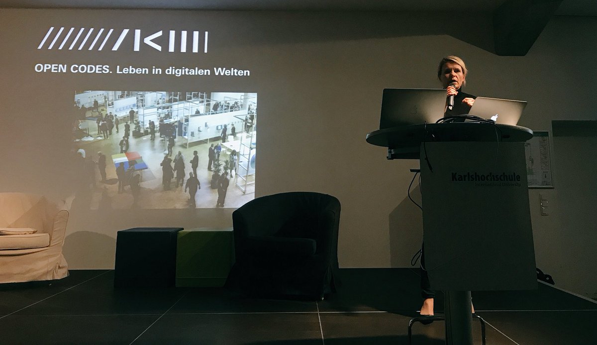 „Technologisch entwickeln wir unsere Geräte schneller als wir uns selbst weiterentwickeln.“ - sagt Dominika Szope vom @zkmkarlsruhe beim #digitalkKA