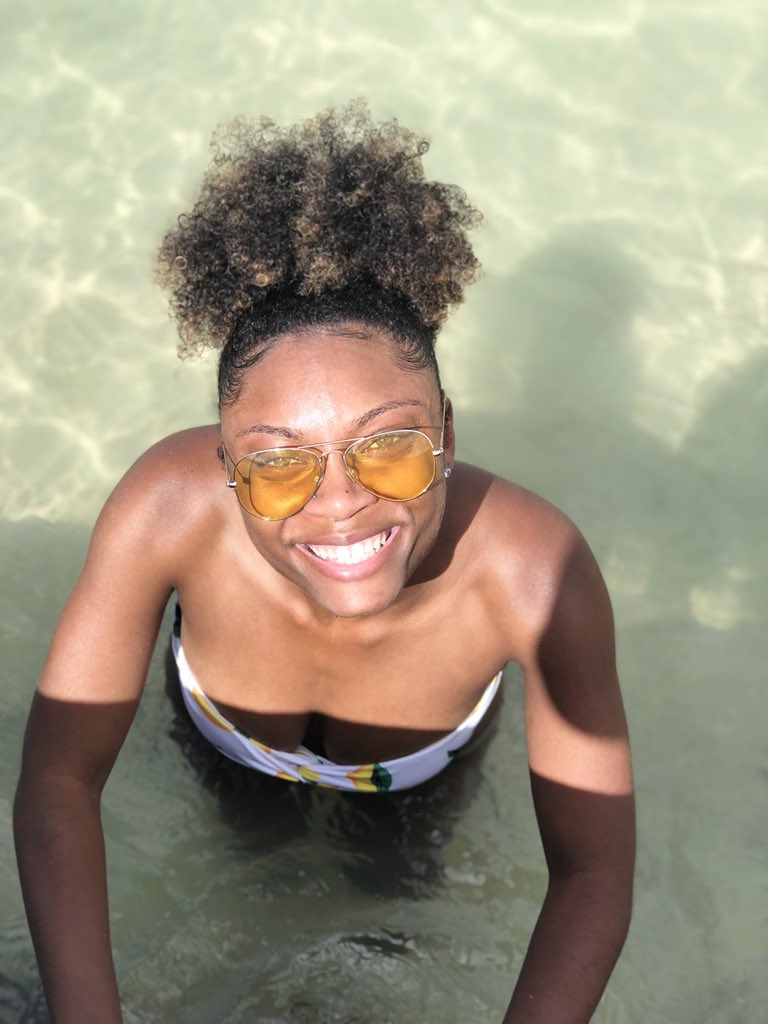 CierraCharmnae_'s tweet photo. Hawai’i you were good to me. It’s time to say Mahalo and Aloha 💛🤙🏾💙🌴 https://t.co/vu1GG9kpSM