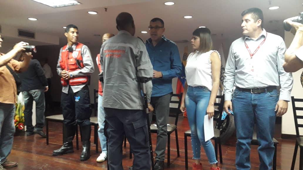 mintransporteve's tweet photo. El Ministro @tupamarohipolit hace acto de presencia y a su vez entrega de reconocimientos en la conmemoración realizada en el Ministerio del Poder Popular para el Transporte en honor a nuestros @paramedicosmtt.
_
#LeerEsVida
#RumboALaGranMisionTransporte https://t.co/PamqsHJ8dW