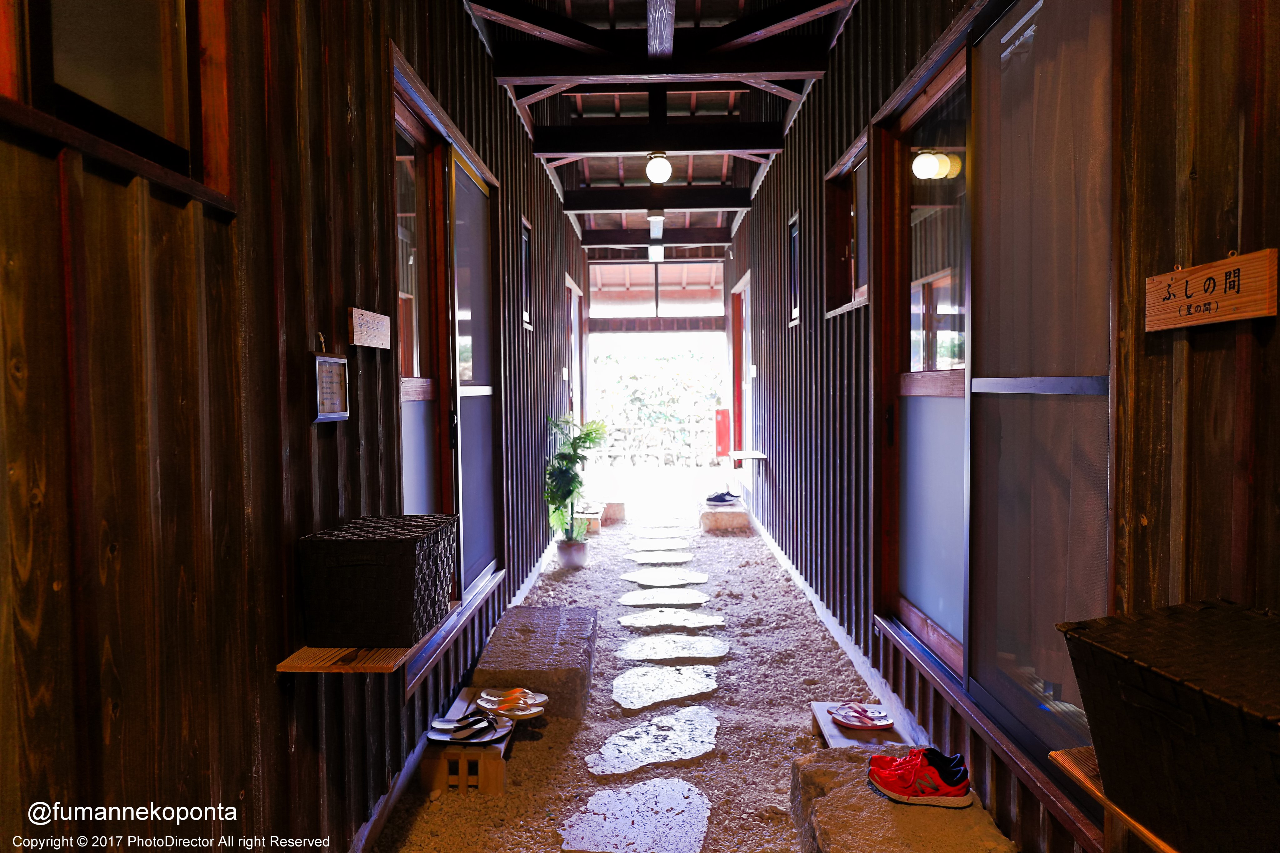 ぶらっくぽんた のんのんびより ばけーしょん聖地巡礼 竹富島 やど家たけのこ 食堂 映画と同じカットシーンで撮影してみました なんと 食事も映画で出てきたのとまったく同じ 石垣牛 車エビ ラフテー ジーマーミーフ とても美味しかったです