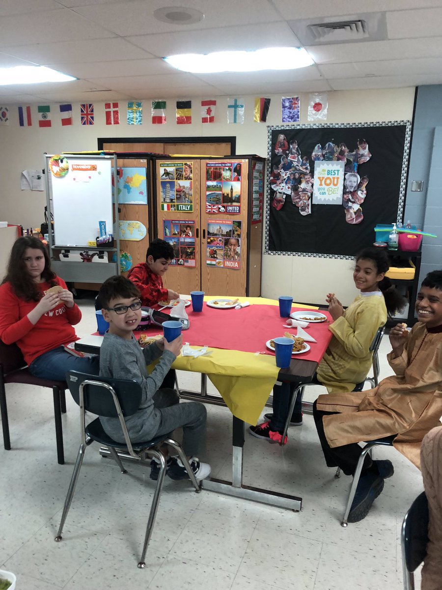 kgrabowski_LMS's tweet photo. Brightening Larson by celebrating The Festival of Lights! Ss loved learning about Diwali. @LarsonMS @mrsbrown_lms https://t.co/pAm8qICtGV