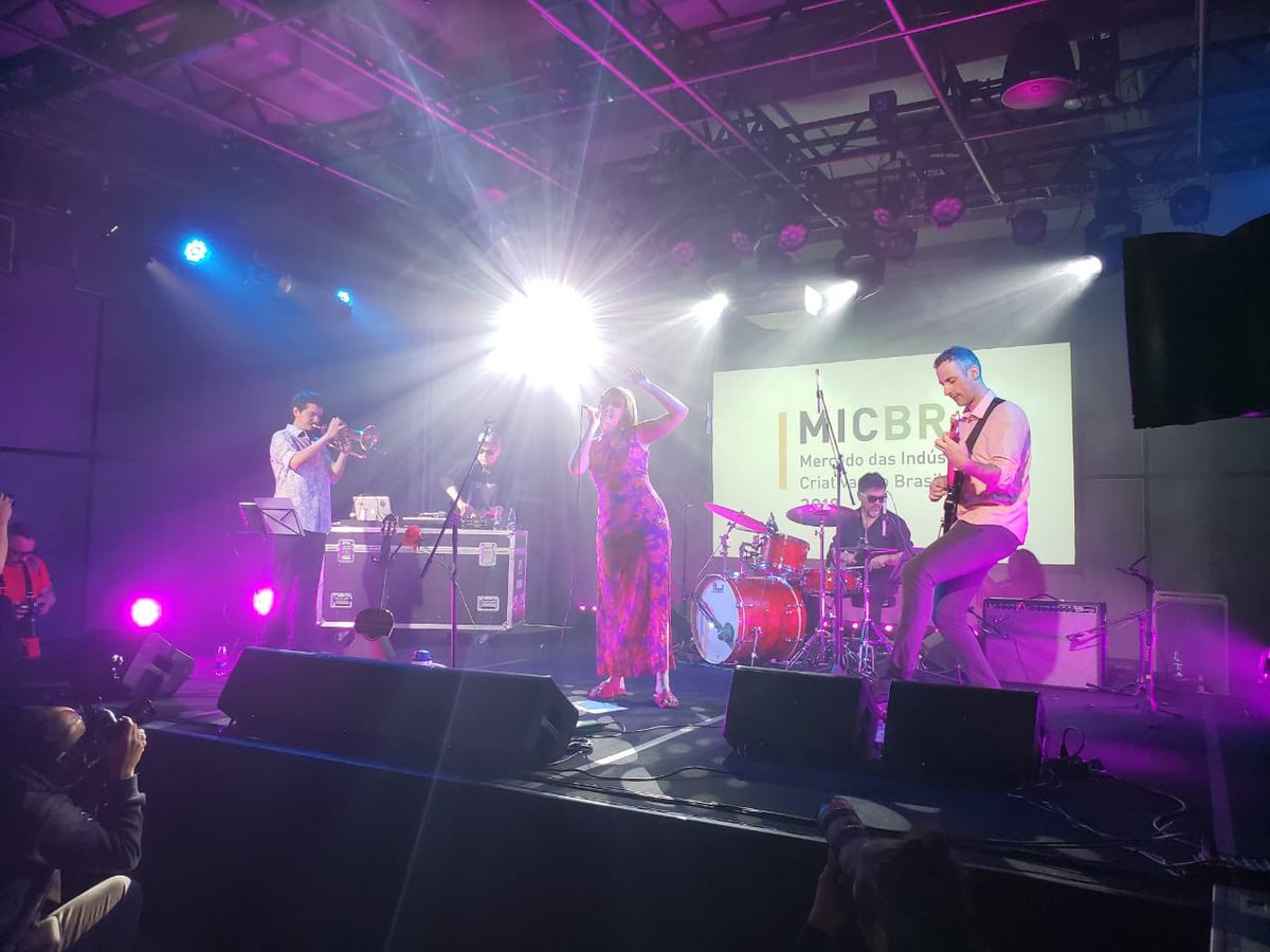 La cantante y compositora nacional <a href="/pazcourt/">PAZ COURT</a> se presenta en <a href="/micbr_oficial/">MicBR</a>. <a href="/sescavpaulista/">Sesc Avenida Paulista</a> 
📸 de Igor Valdevenito