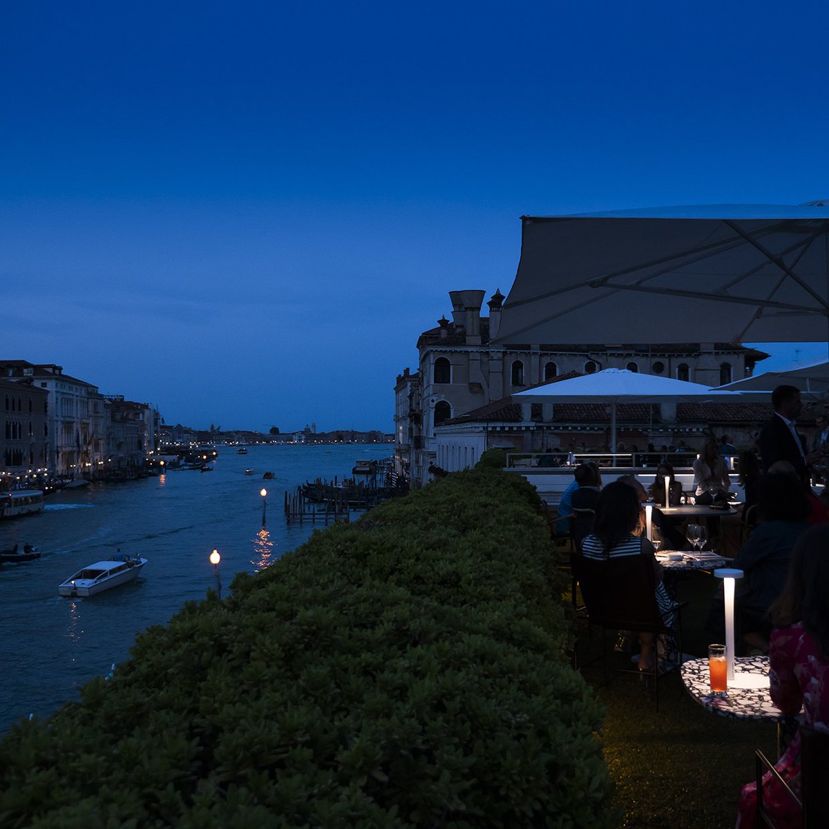 TETATET. To be free to bring light where you want it, simply and effortlessly.
To celebrate Davide Groppi’s entrance into the Guggenheim Intrapresæ, our rechargeable lamp TETATET on sale in Museum shop.
Palazzo Venier dei Leoni - Collezione Peggy Guggenheim Venezia.