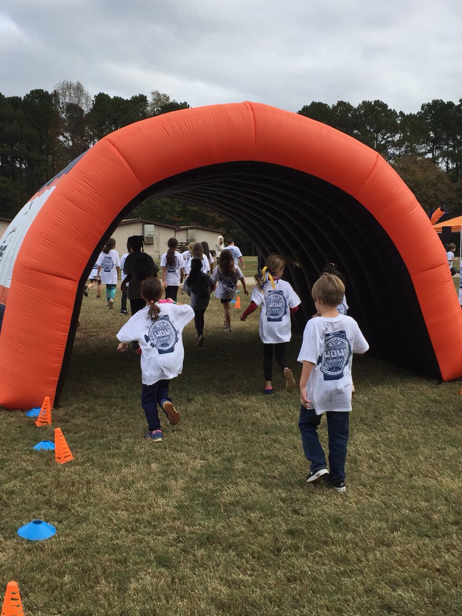 fwesirt's tweet photo. Having fun at the Fun Run! So proud of our IB runners! #FWESactivateslearning @fwespta https://t.co/G5sNceT1KN
