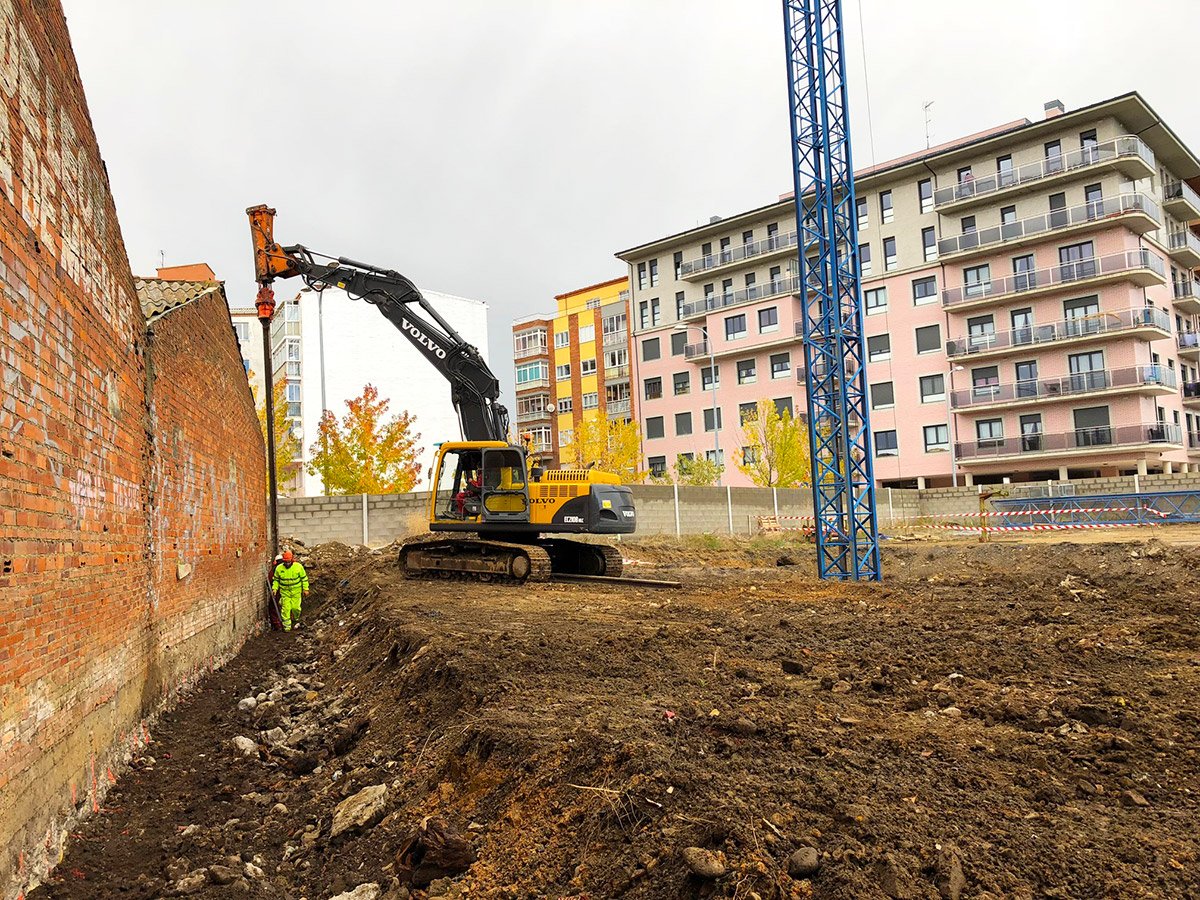 Continuamos con los trabajos previos en la #obra 🚧 de 19 viviendas en 📌El Ejido #leonesp 
Iniciando hincado de perfiles para contención de tierras🏗