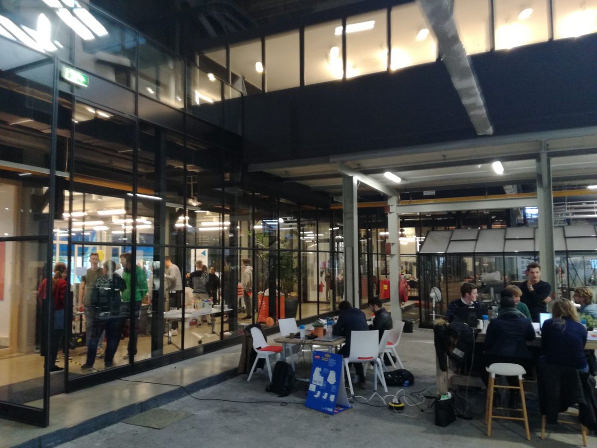 ProdockAdam's tweet image. 60 studenten van @HvAdatascience zijn vandaag begonnen aan een hackathon in @ProdockAdam. Hier gaan ze aan de slag met data om tot slimme oplossingen voor de logistiek in onze haven te komen. Als voorproefje kregen ze gisteren een tour door de haven &amp;amp; bezochten ze @ShipIJmuiden!