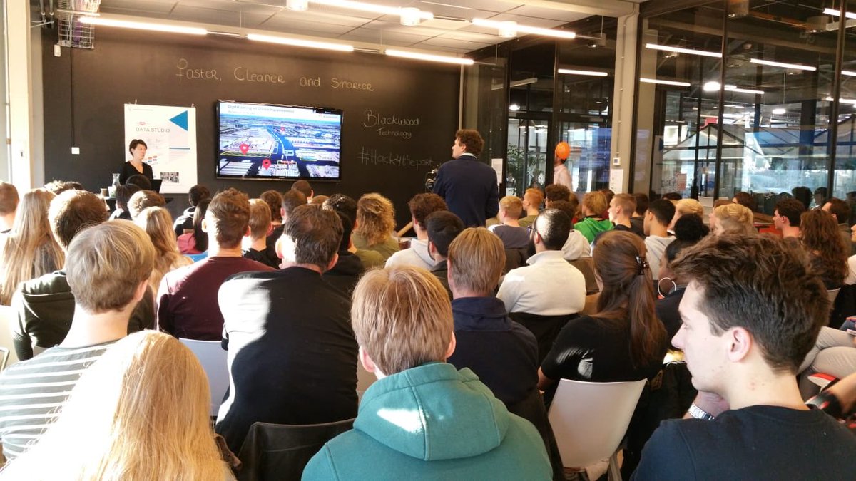 ProdockAdam's tweet image. 60 studenten van @HvAdatascience zijn vandaag begonnen aan een hackathon in @ProdockAdam. Hier gaan ze aan de slag met data om tot slimme oplossingen voor de logistiek in onze haven te komen. Als voorproefje kregen ze gisteren een tour door de haven &amp;amp; bezochten ze @ShipIJmuiden!