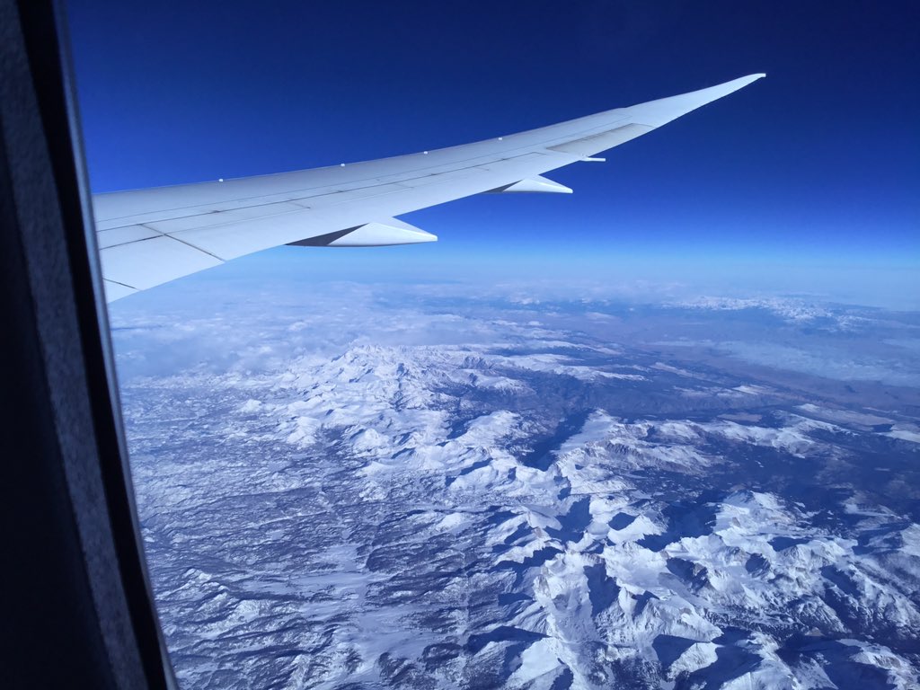 InFlightAlex's tweet photo. Gorgeous view of snowy mountains on my @AmericanAir flight from ORD to SFO!!! #inflightWiFi #PaxEx https://t.co/PXlGNNQUyf