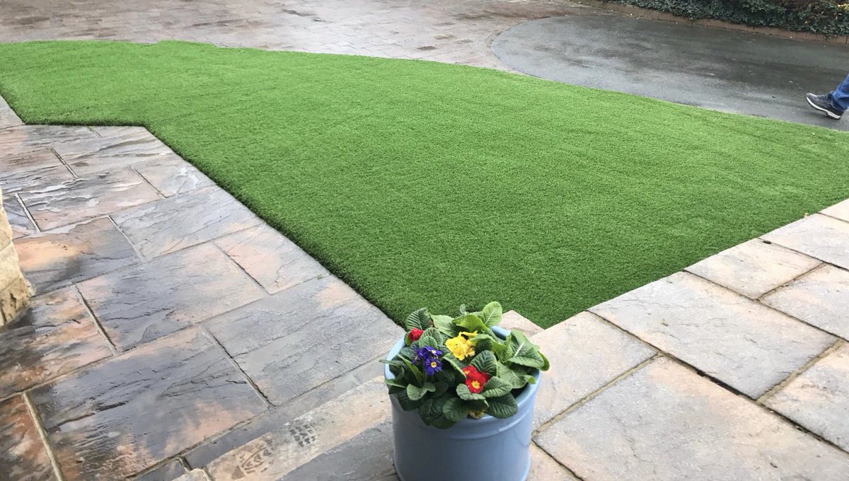 GRASSLAWNS's tweet photo. Create  a warm and welcoming entrance for your friends and family and save wasted time getting the lawn mower out this winter! 🏡���� #artificialgrassleeds #westyorkshireartificiallawns #artificialgrass https://t.co/D9FGNPO276
