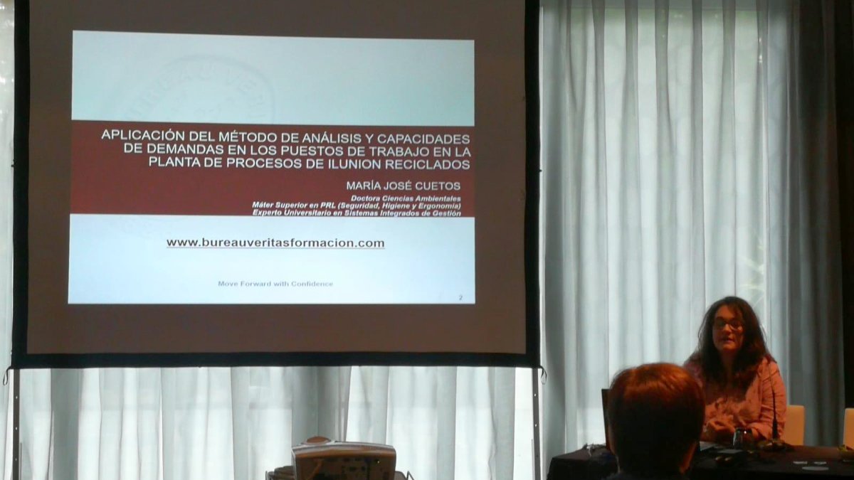 BureauVeritasCU's tweet photo. #BureauVeritasFormación participa en el 3º Congreso Nacional de Salud y Prevención de Riesgos Laborales #3conNPRL de @SCastellanaMST. Mª José Cuetos, Profesora de #PRL, #MedioAmbiente y #NuevasTecnologías ha expuesto el caso de éxito de la planta de reciclados de @ILUNION de León https://t.co/NbX5Y2DKfA
