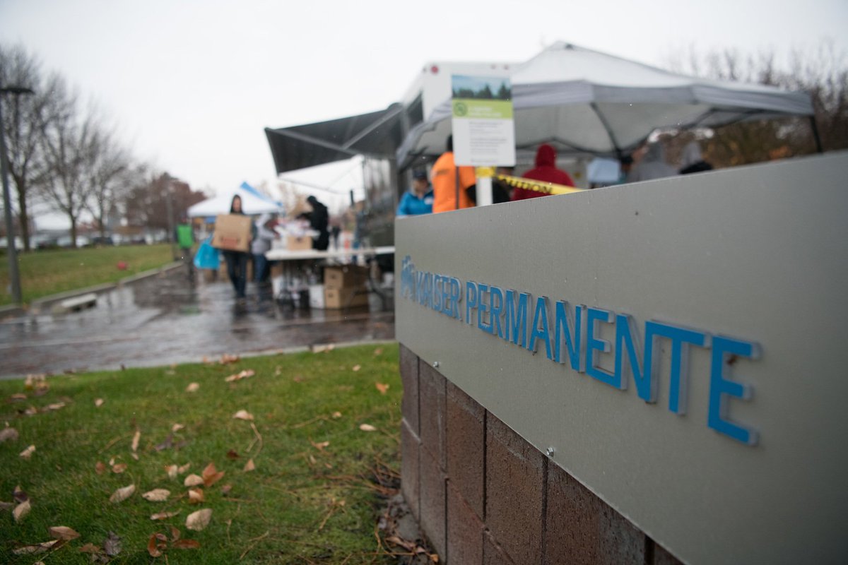 kpwashington's tweet image. Let&apos;s #SolveHunger, together! Thank you to @SecondHarvest_ for partnering with us for our first #MobileMarket last week at Lidgerwood Medical Center.

✅ We served more than 800 people.
✅ 10,000 pounds of food.
✅ 22 Kaiser Permanente volunteers from Lidgerwood Medical Center.