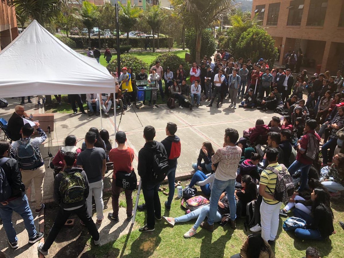 JERobledo's tweet photo. En gran medida el progreso de Colombia depende de que el Estado garantice el derecho a la educación pública y de alta calidad. Llevo 40 años respaldando esta lucha y seguiré con todo compromiso! 
Gracias estudiantes de la Universidad de Cundinamarca por tan grata invitación. https://t.co/CLNmYNOBdo