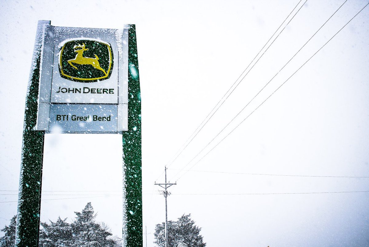 BTIequip's tweet photo. The old and the new both make for a picturesque snow
📷: Luke Schneider
#winterishere #secondsnow #JohnDeere #deeresightings https://t.co/sGhIA2duNL
