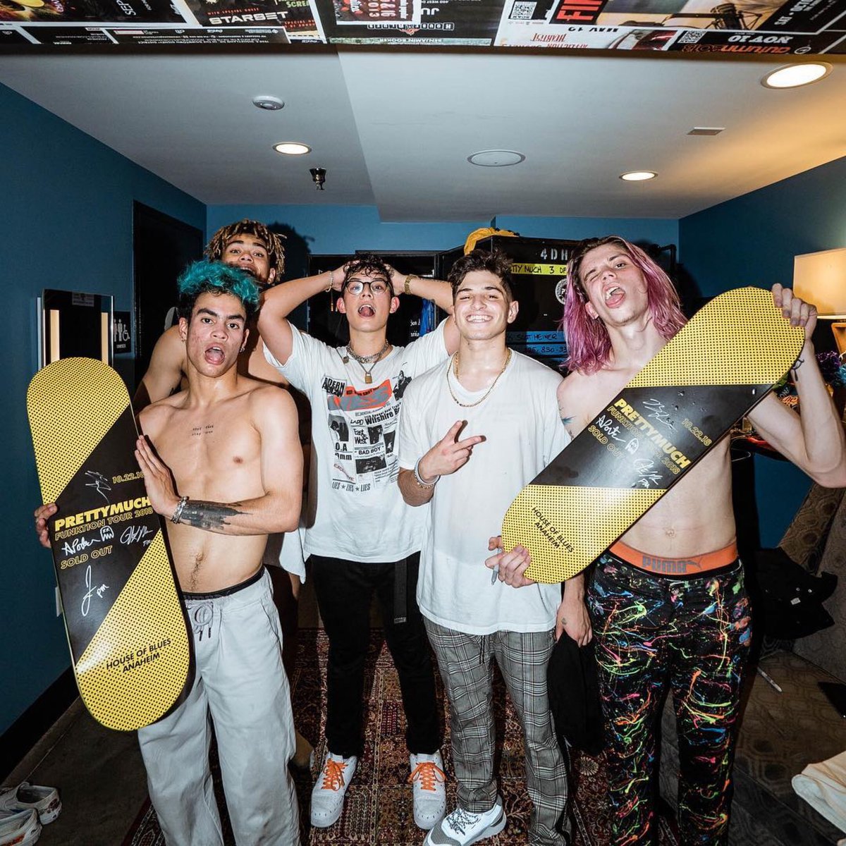 We got PRETTYMUCH Skateboards oooouuuuu 🤤