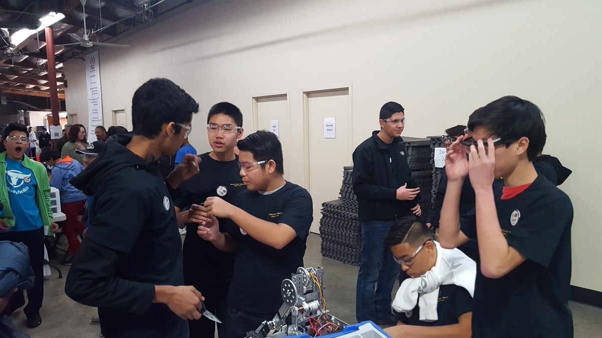 The @delmarhs robotics team is gearing up for @FTCteams competition this season. #ThrowbackThursday to last years competition #NationalSTEMDay #omgrobots #ProudtobeaDon @mycuhsd @IBatDelMar https://t.co/Ab5vdGJqCQ