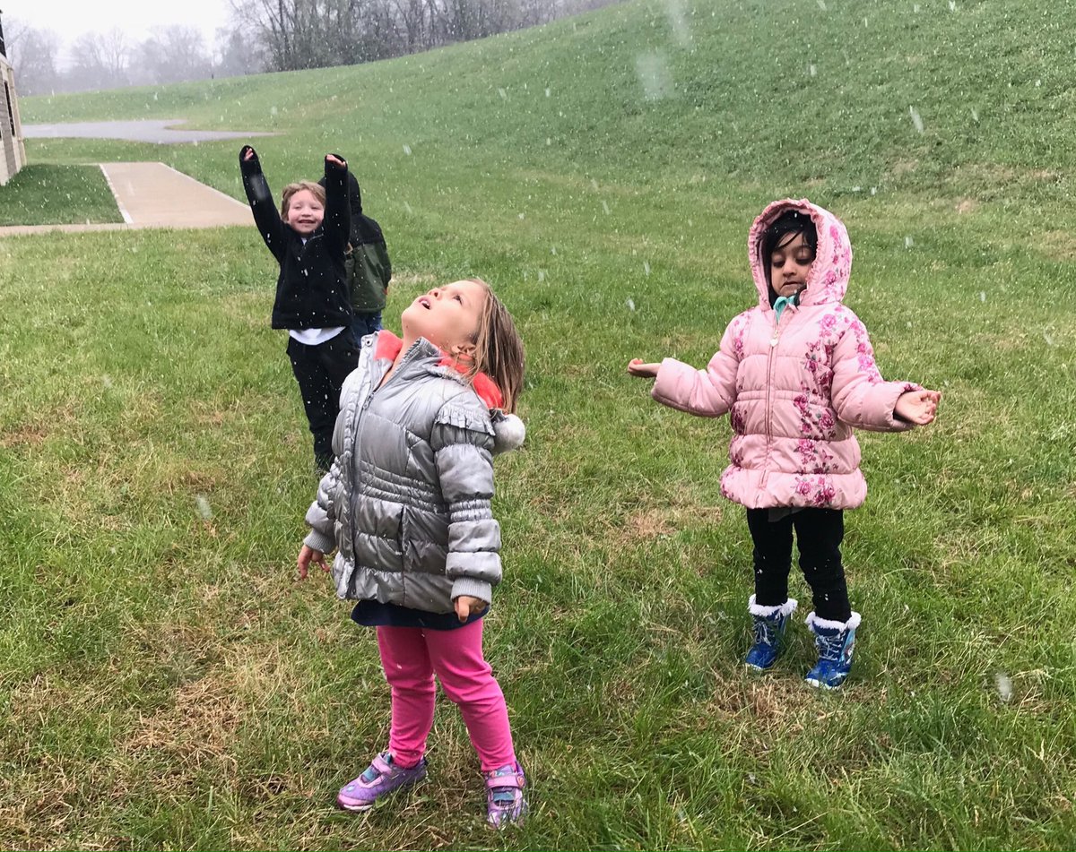 MrsFlenthrope's tweet photo. First snow! #itmelts #science @StJosephSchools @SJSDOakGrove https://t.co/JQwMjeFL75