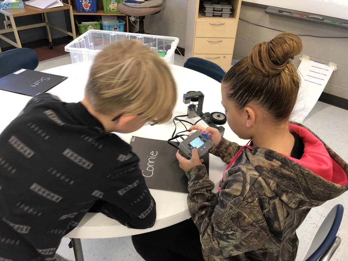 345PLTW's tweet photo. 5th grade students across @SeamanSchools are building their VEX robots in @PLTWorg.  Look out engineering and technology fields, these kids will be ready for you! #STEM #LearningWithoutLimits https://t.co/a4XkuB7sZd