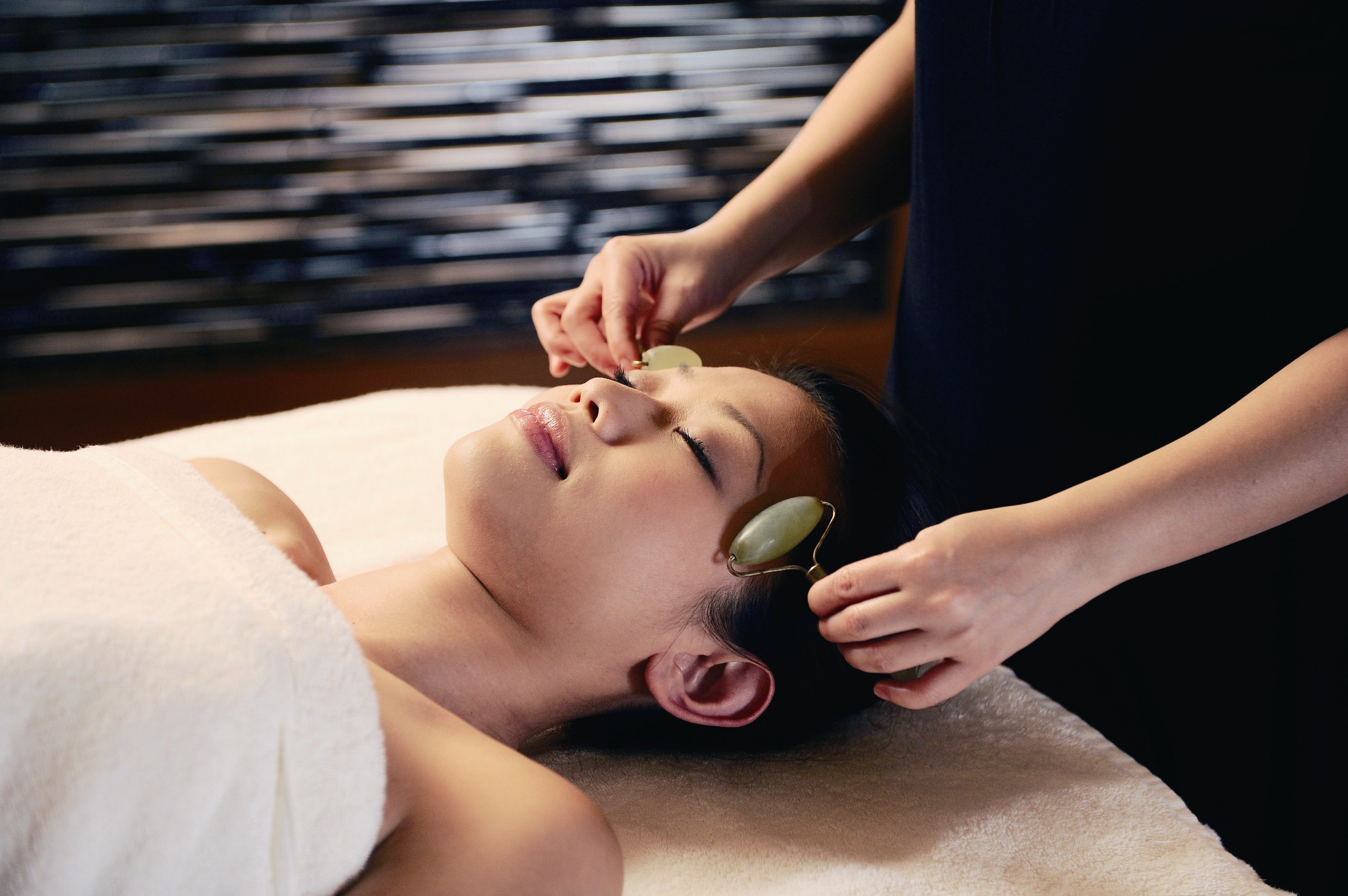 Uživatel Mandarin Oriental na Twitteru: „Experience @MO_HKG's Legendary Spa  Service, the 'Imperial Jade Treatment'. The treatment begins with herbal  compress & reflexology to open meridian energy lines, followed by a  Chinese-style massage