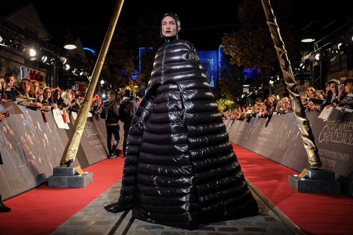 Ezra Miller with the best red carpet look of the year?
#FantasticBeasts