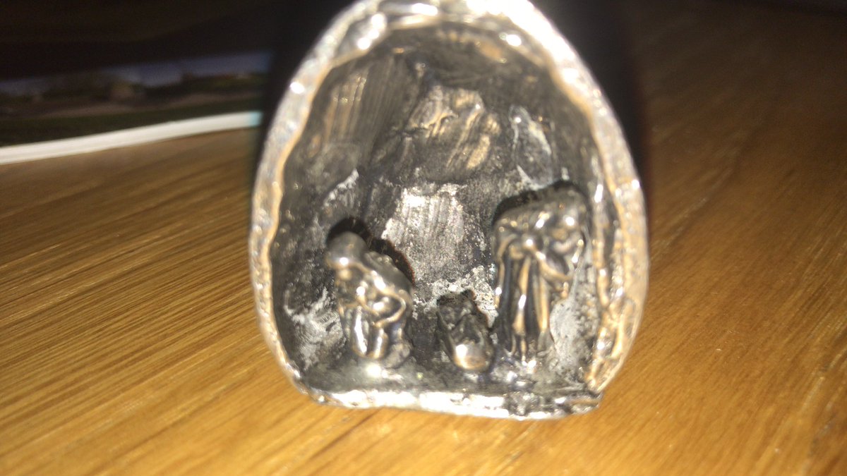 Vanmiddag in Brielle deze kerststal gekocht (die in een halve walnoot zit). Helaas kijken Jozef en Maria de verkeerde kant op. Het lijkt of ze iets hebben laten vallen.