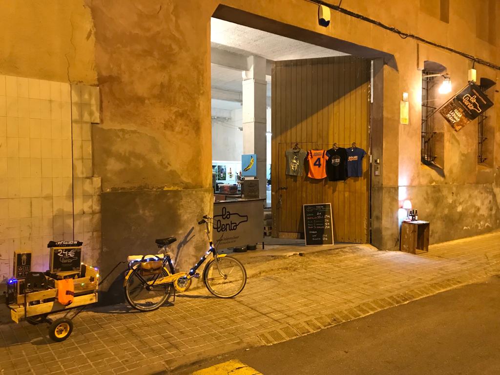 la_lenta_beer's tweet photo. 📢🍺 Família! Paradeta muntada per a que podeu gaudir de les nostres birres durant el @recstores! 
📌 Ens trobareu ubicats als baixos de l'@asso_lamaca, al C/ Sant Antoni de Baix 3️⃣3️⃣ d'IGD durant la tarda de demà divendres i dissabte tot el dia! 😋💪 Us hi esperem! 😉
#Rec018 https://t.co/kOVdLT4vpH