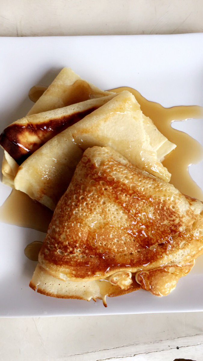 Pour some syrup on me 👅💦🥞
.
.
.
#freakythursday #cinqpancakes #fridayeve #pancakes #maplesyrup #crepesandsyrup #loveonaplate