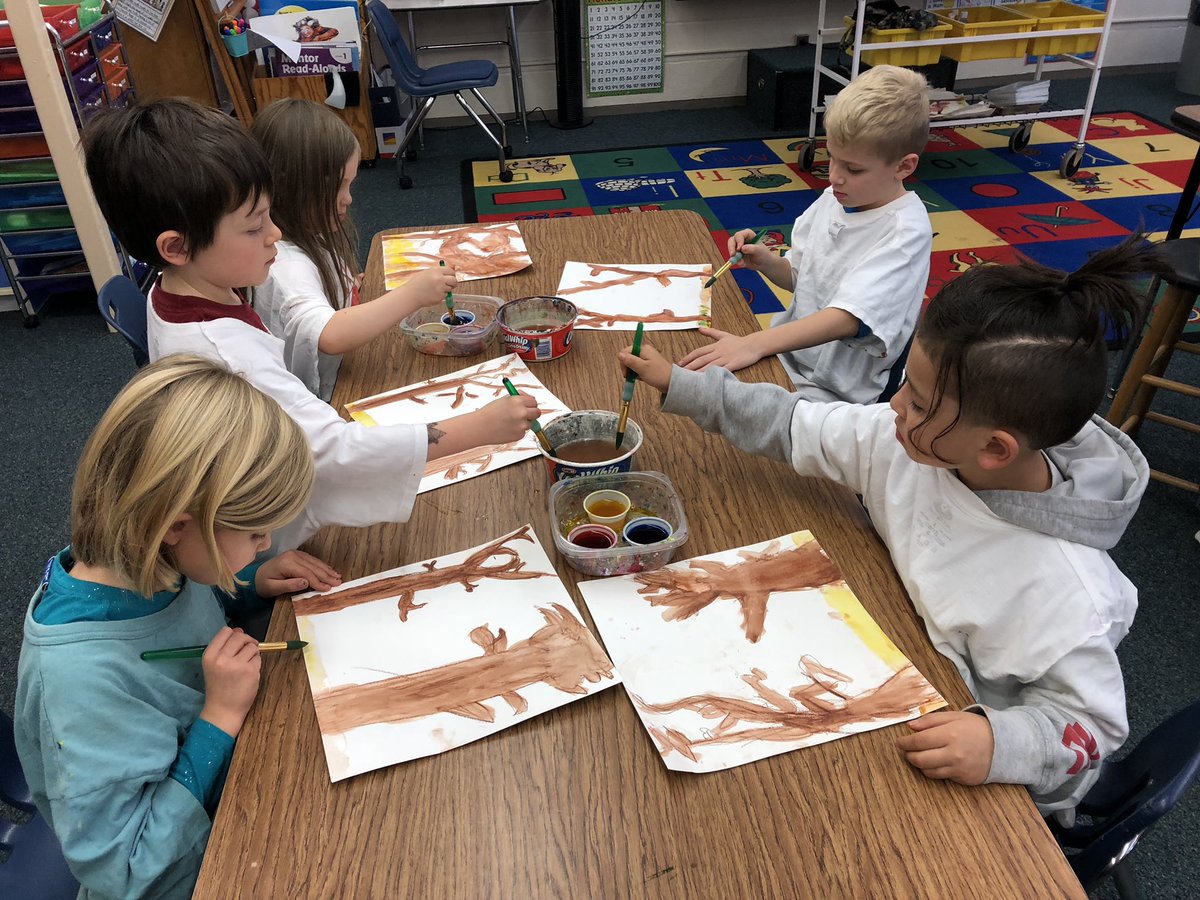 arielsandvik1's tweet photo. Color mixing to create trees with our artist today! #noplacelikekelly #GFArtistProg https://t.co/g1UoMuRshW