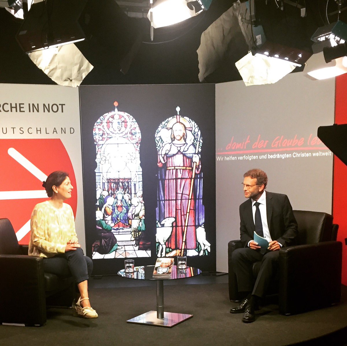 Simone__Fischer's tweet image. Im Sommer war ich zu Gast im TV-Studio von KIRCHE IN NOT - Deutschland in München. Es ging um #Bildung, #Menschenrechte und #Indien in meinem aktuellen #Buch - und hat viel Spaß gemacht! Das vollständige Interview (24:51 Minuten) ist jetzt unter kirche-in-not.de/app/mediathek/… zu sehen.