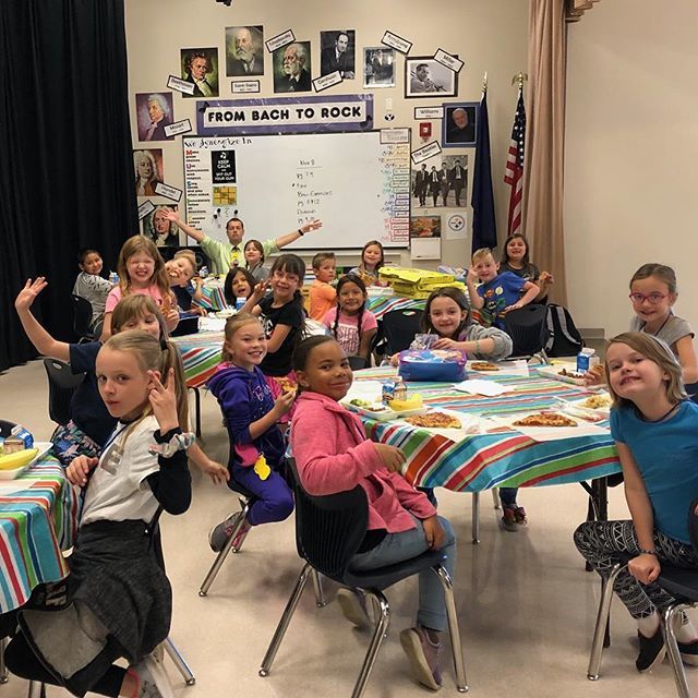 HTESRoadrunners's tweet photo. Classroom Lunch Leaders!! Way to go Mrs. Bastian’s 2nd Grade class! #pizzawiththeprincipal #heritageroadrunners https://t.co/eXomKz8sjN