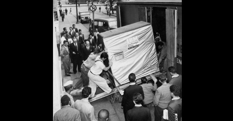 Moviendo un disco duro de 5MB en 1956. Para que luego digan que el conocimiento no ocupa lugar nextshark.com/ibm-5mb-hard-d… vía <a href="/meneame_net/">Menéame noticias</a>