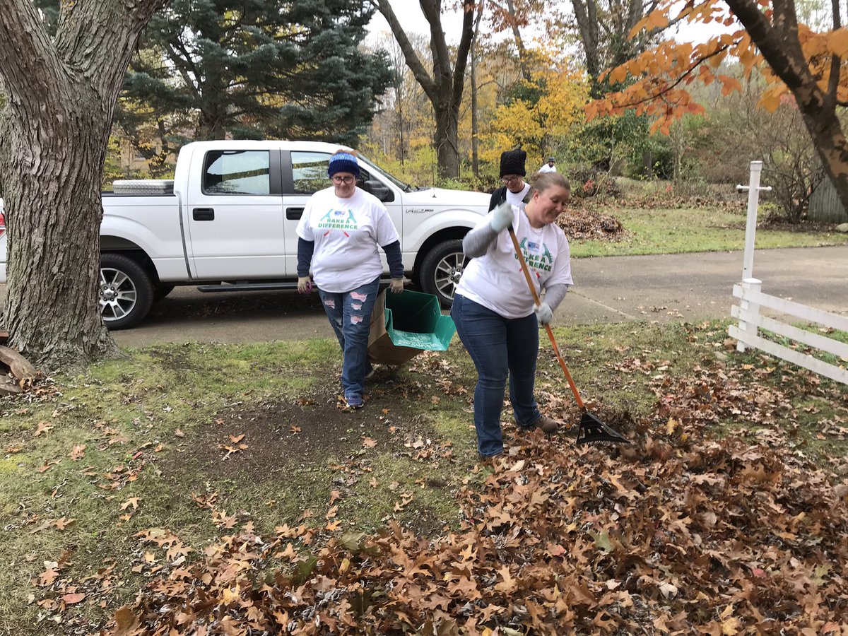 Senior Day of Action, Great Day! #ChoosetoServe #rakeadifference2018 <a href="/bobsaniga/">Bob Saniga</a> <a href="/sheshebh/">Sheila Herron</a> <a href="/pungoose/">Natalee Rogers</a> @thouchin13