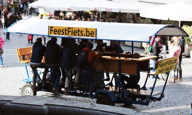 LEUVEN  - @TheInsidersFr
15 – FeestFiets 
La Grote Markt est interdite à la circulation
MAIS on y croise régulièrement des FEESTFIETS, vélos pour les fêtes de la bière, adaptés pour 8 à 20 personnes (comptoir pour boire de la bière tout en pédalant)
#seemyleuven @visitleuven