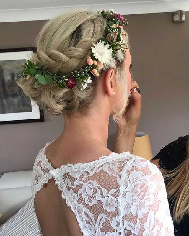 Sarah's flower crown, sitting oh so pretty on her gorgeous braid. 😍  #flowercrown #weddinghair #wedding #weddingflorist #woodlandwedding #festivalwedding #gardengathered #flowersforhair ift.tt/2QungVY