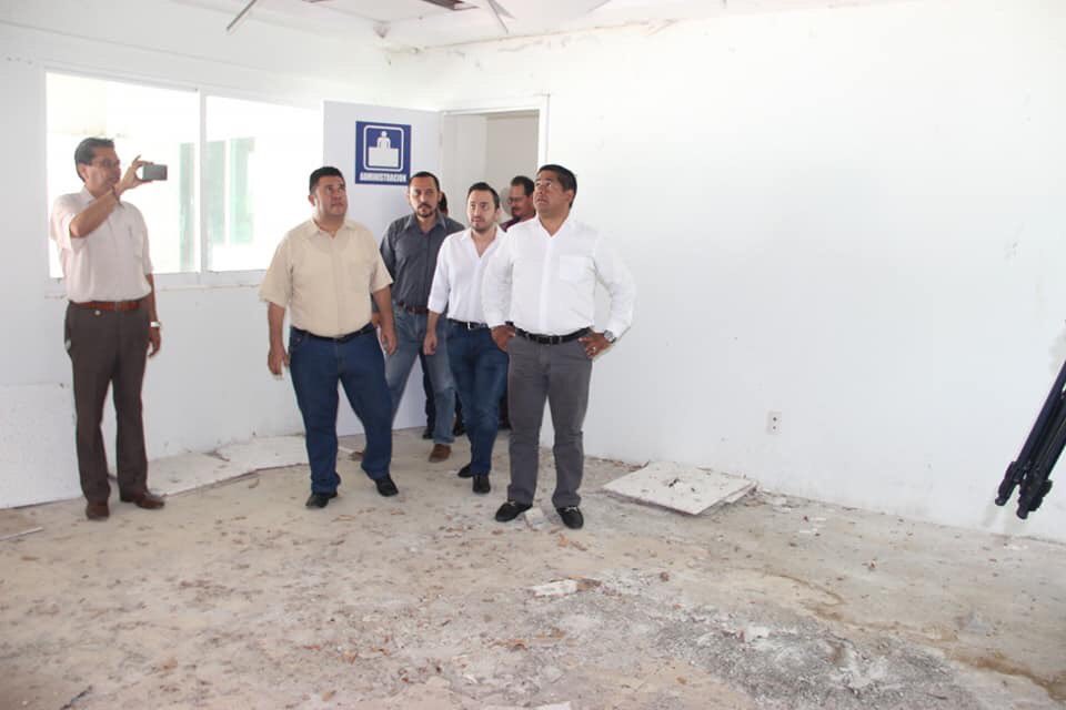 FidelAlvarezT's tweet photo. Acompañé al presidente municipal de #Cintalapa Francisco Nava al banderazo de inicio de rehabilitación de la terminal de corto recorrido. 
Una obra abandonada por varios años y que ahora se echará a andar en coordinación con transportistas y buscando el beneficio de la población. https://t.co/UBZdzwm27h