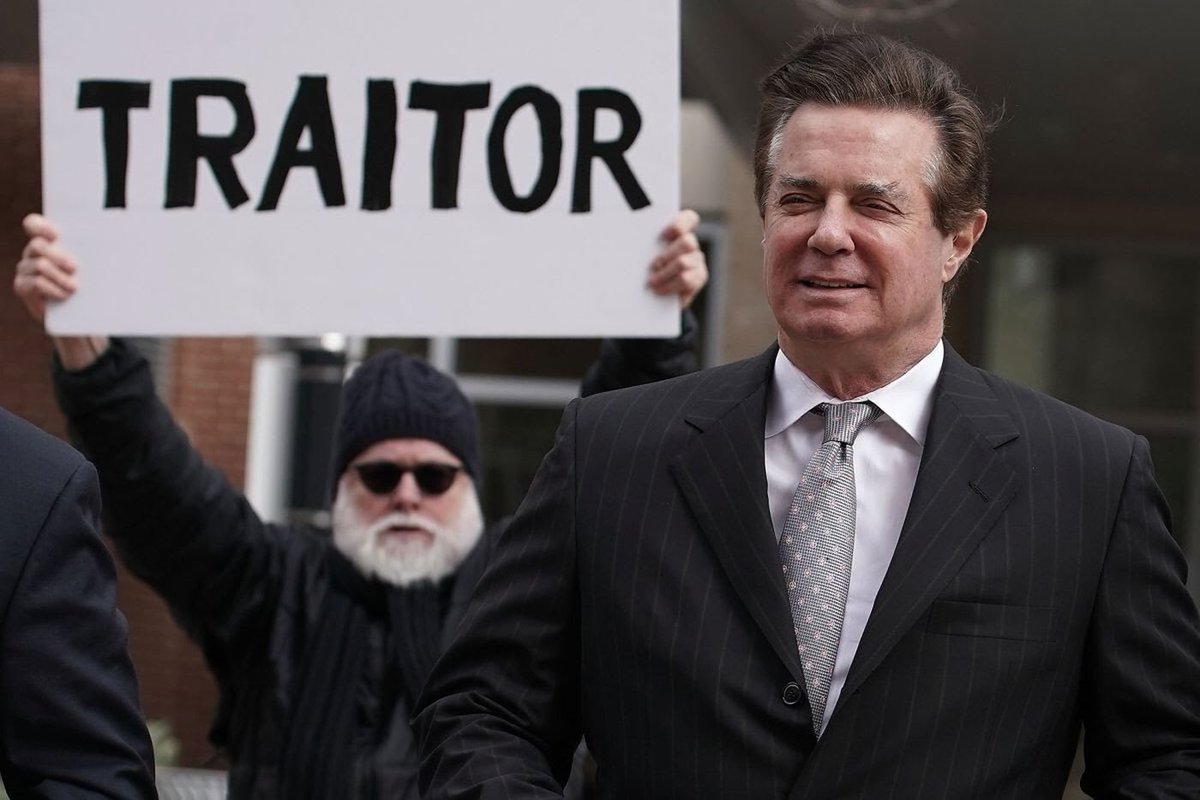 jd_durkin's tweet photo. the “Traitor” guy is at the White House for a rally to protect Bob Mueller. he put on his glasses just for a photo https://t.co/TvG80VYfx0
