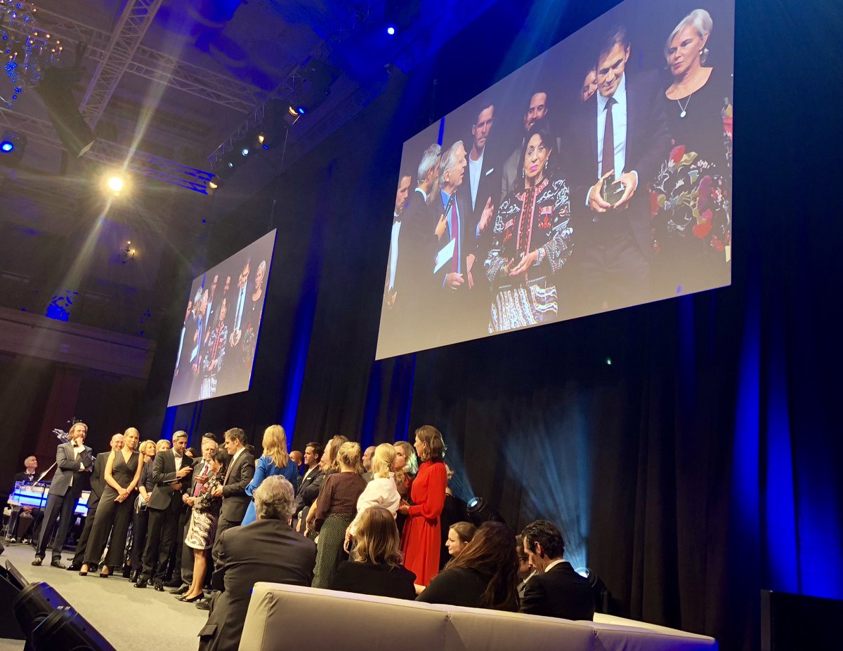 Mirko_Kaminski's tweet image. Bewegend: Erich Sixt bedankt sich im Beisein seiner Frau bei Jean-Remy für mehr als 30 Jahre Zusammenarbeit und gegenseitiges Vertrauen. Der Effie Grand Prix geht für kontinuierlich großartige Kommunikation und Werbung an: SIXT und Jung von Matt. #gwaeffie