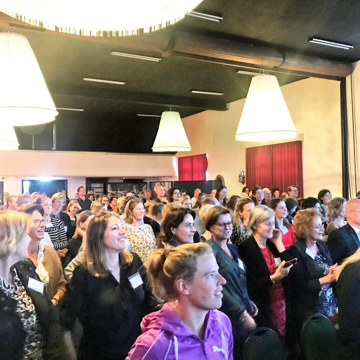 Onze samenleving wordt steeds ongezonder. Hoe doorbreken we deze trend in Weert? Daarover ging het symposium ‘Samen Positief Gezond Weert’. Met maar liefst 140 deelnemers een groot succes! Bedankt <a href="/weertinbeweging/">Weert in Beweging</a>! 🍏🏃🏻‍♀️🕉