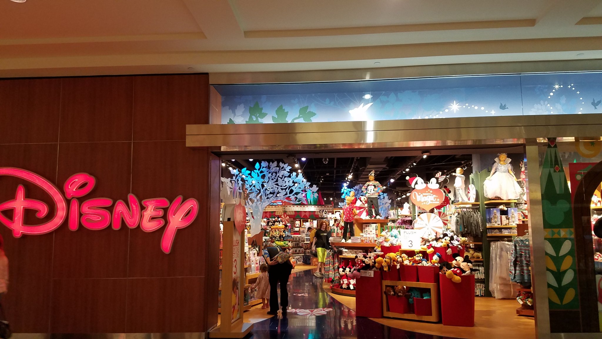Ako26 Twitter પર ディズニーストアに連れて来てもらった ヌイグルミ1つ買ったらもう1つ3 340円 で買えるとか クリスマスオーナメントとtシャツは1つ買ったら2つ目は50 Offとかセールの値引きが大きい ので 爆買いしましたが楽しかっので実質タダだと思ってる