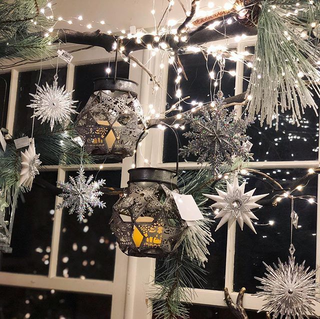 ThriftyJinxy's tweet photo. I feel ready to start decorating for the holidays after visiting the Bachman’s Holiday Idea House. Everything is SO beautiful! Thanks @shopbachmans for inviting me to the #bachmansbloggerbash! .
.
.
.
.
.
.
.
.
.
.
.
.
.
.
.
.
.
#Holidaydecor #homedecor … https://t.co/anJYAgWg7f https://t.co/vOoiJXINe0