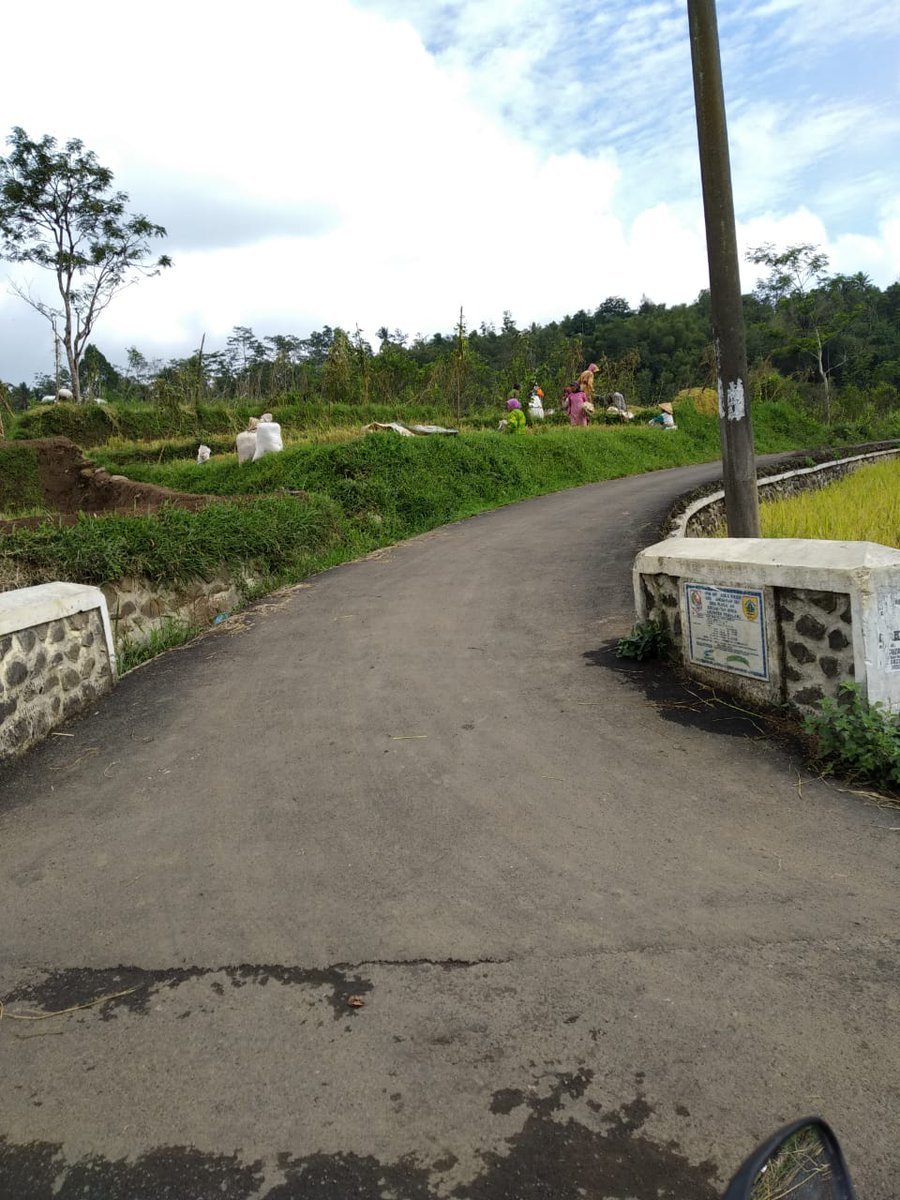 Pengaspalan Jalan Penghubung antar Kabupaten di Sungai Rambut sepanjang 172 m2
<a href="/puspindes/">PUSPINDES</a> @KecMoga <a href="/ganjarpranowo/">Ganjar Pranowo</a> <a href="/pakjunaedi/">Junaedi</a> #JatengGayeng #DesaPintar