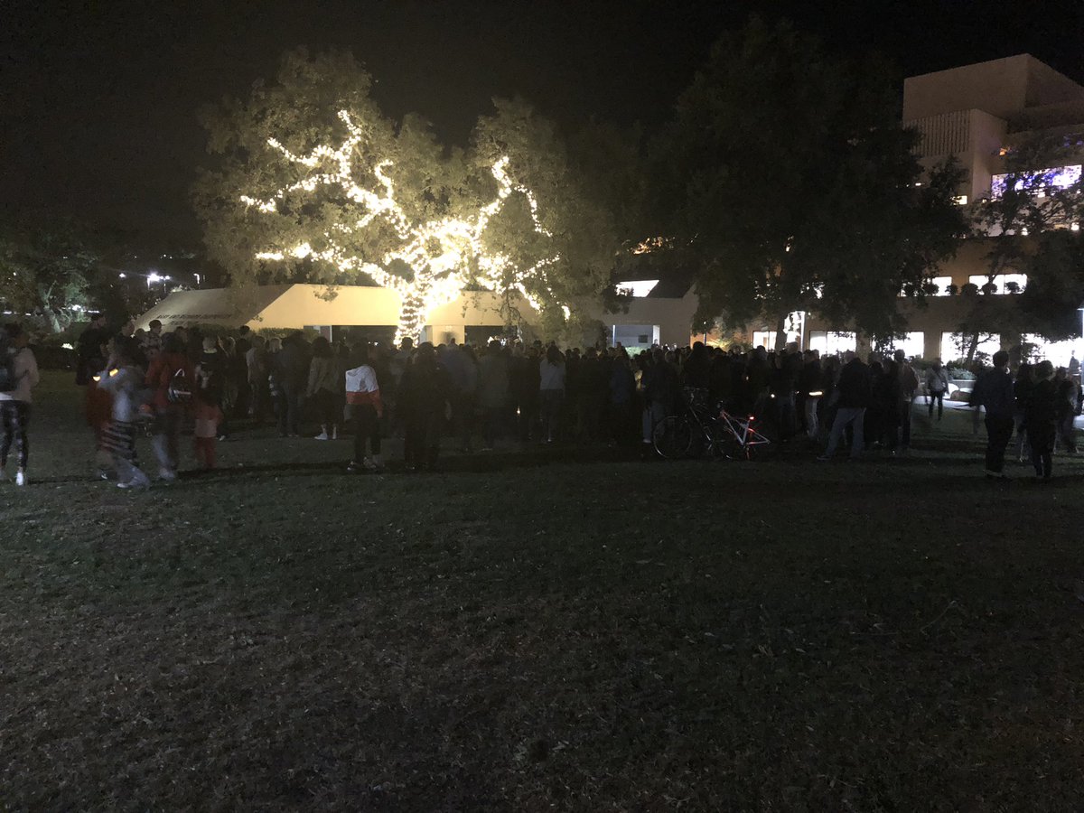 BrianJohnson06's tweet image. We just got to city hall in #thousandoaks where a candlelight vigil is being held for the victims of last night’s #BorderlineShooting. @ABC30