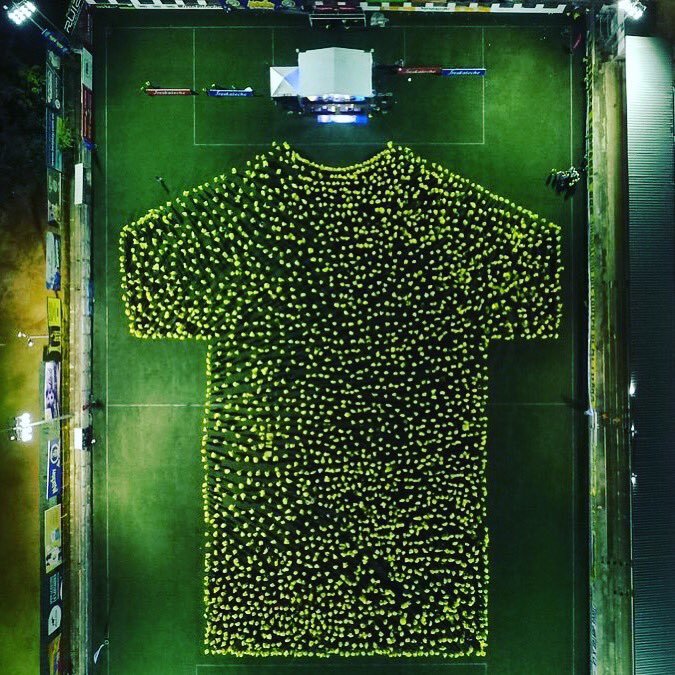 SpanishNYC's tweet photo. Ayer en Colombia, 2.891 personas entre futbolistas, cuerpo técnico, dirigentes e hinchas del Atlético Bucaramanga participaron para formar la camiseta humana más grande del mundo entrando al libro Guinness. #AhoraLoSabes #PracticandoEspañolAndo #SpanishLessons #SpanishNYC https://t.co/vGuXbbHYKq