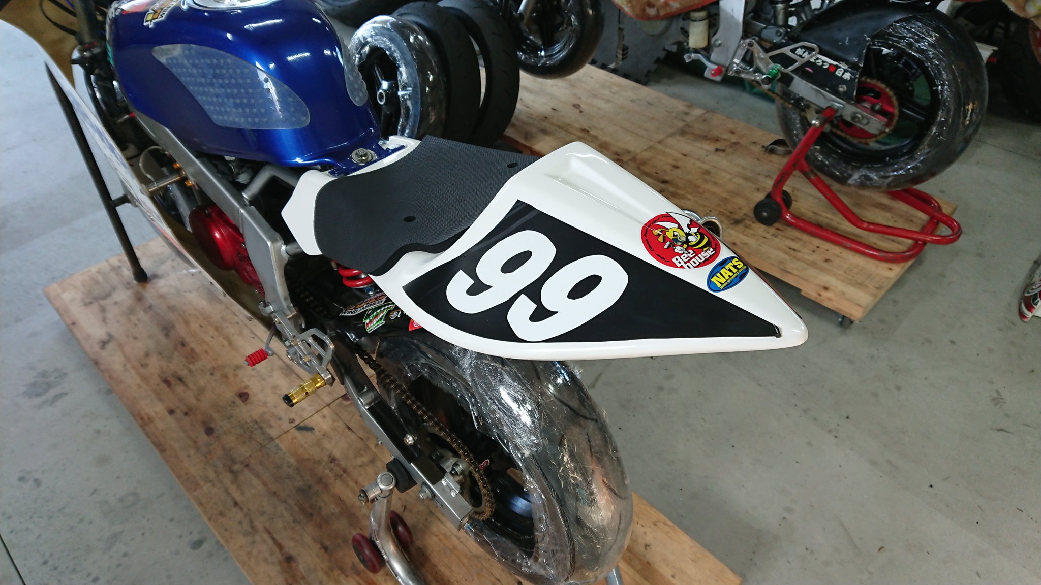 Bee house NSF100用シートカウル OT ビーハウス NSF100用シートカウル