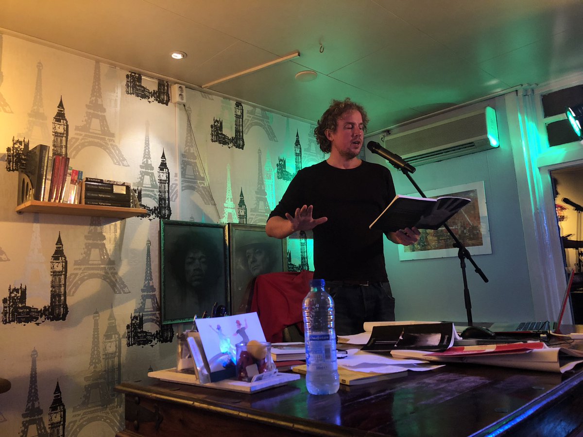 hoofdstraat2018's tweet photo. Wát een fijne avond met @tseadbruinja! Literair Snacken in de huiskamersnackbar van Sjoerd en Anneke. Poëzie in woord en beeld. Op 15 december komt Hugo Borst voor de tweede editie #LF2018 #BZWG https://t.co/tyGtyimAER