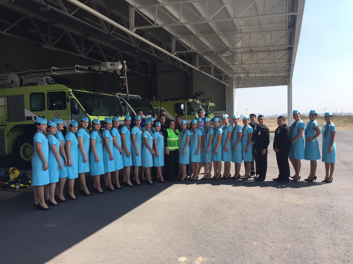 Aeropuerto_GDL's tweet photo. Durante el día de hoy se tuvo una agradable visita por parte de quienes serán l@s próximos #sobrecargos capaces de asegurar la seguridad en vuelo #felicitaciones 🙌🏻👏🏼 #Elitus #AeropuertodeGuadalajara 😃🛫🛬 https://t.co/wUrDuuptI9