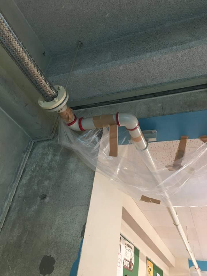 上原けんさく A Twitter 東大阪市立学校の雨漏り 意岐部 おきべ 中学校では 雨漏り がひどいので教職員がビニール袋でお手製の樋を作り 雨水がバケツのところに落ちるように仕掛けを作っています 一刻も早く雨漏り対策を