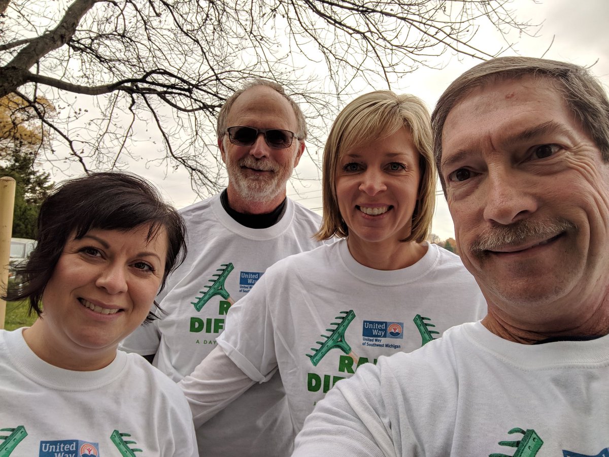 LuckyBreak6's tweet image. The Berrien RESA Rakers team. We raked 2 yards and cleaned gutters! #liveunited #berrienresa #rakeadifference