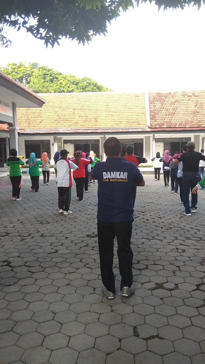 damkarbwi's tweet photo. Pagi hari ini Satpol PP Kab. Banyuwangi bersama dengan Anggota Damkar Kab. Banyuwangi melakukan Senam Sehat Jasmani https://t.co/rF3YSzGAkP