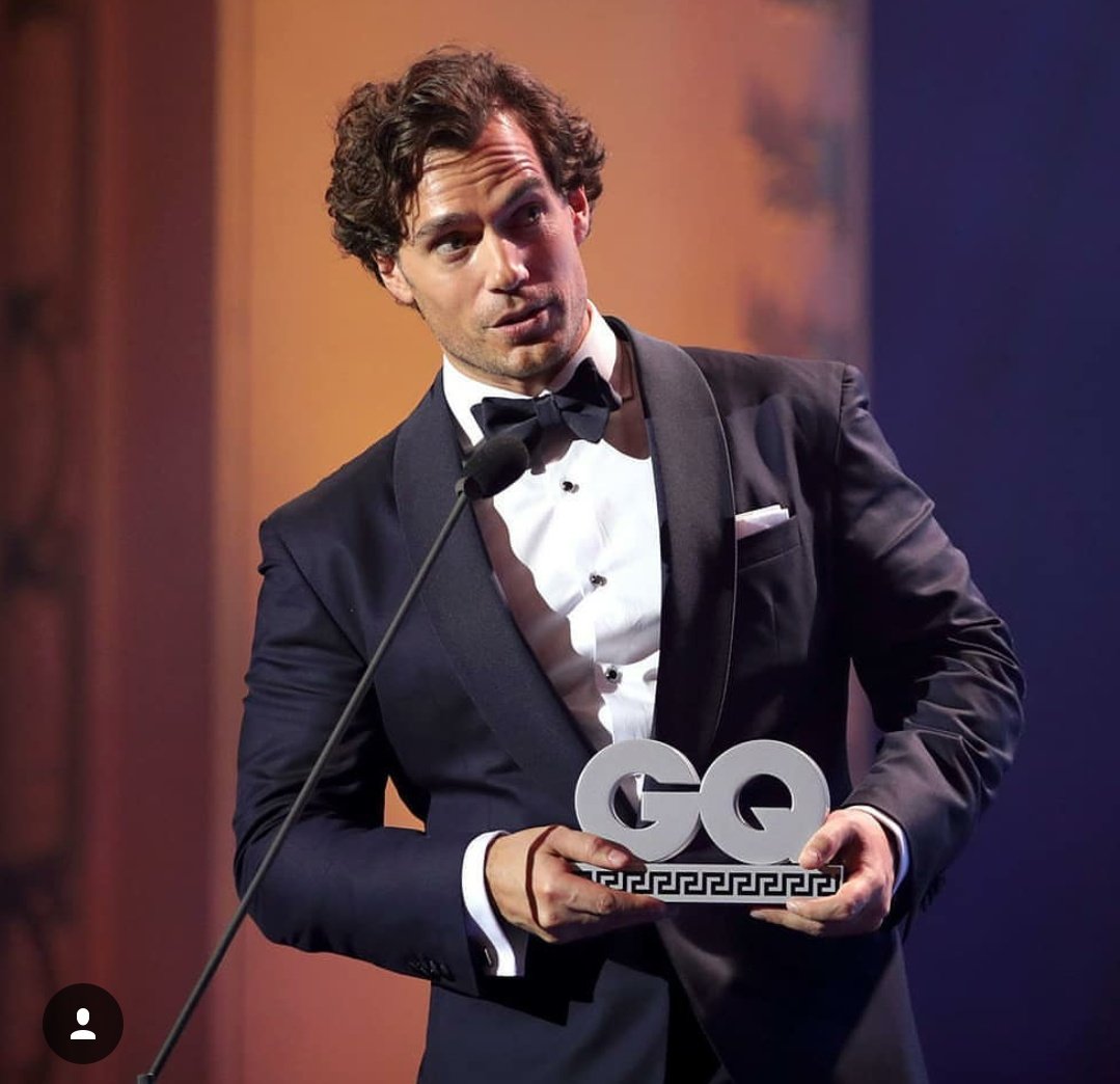 #HenryCavill no palco da premiação da #GQAwards onde foi honrado com o prêmio #MovieInternational