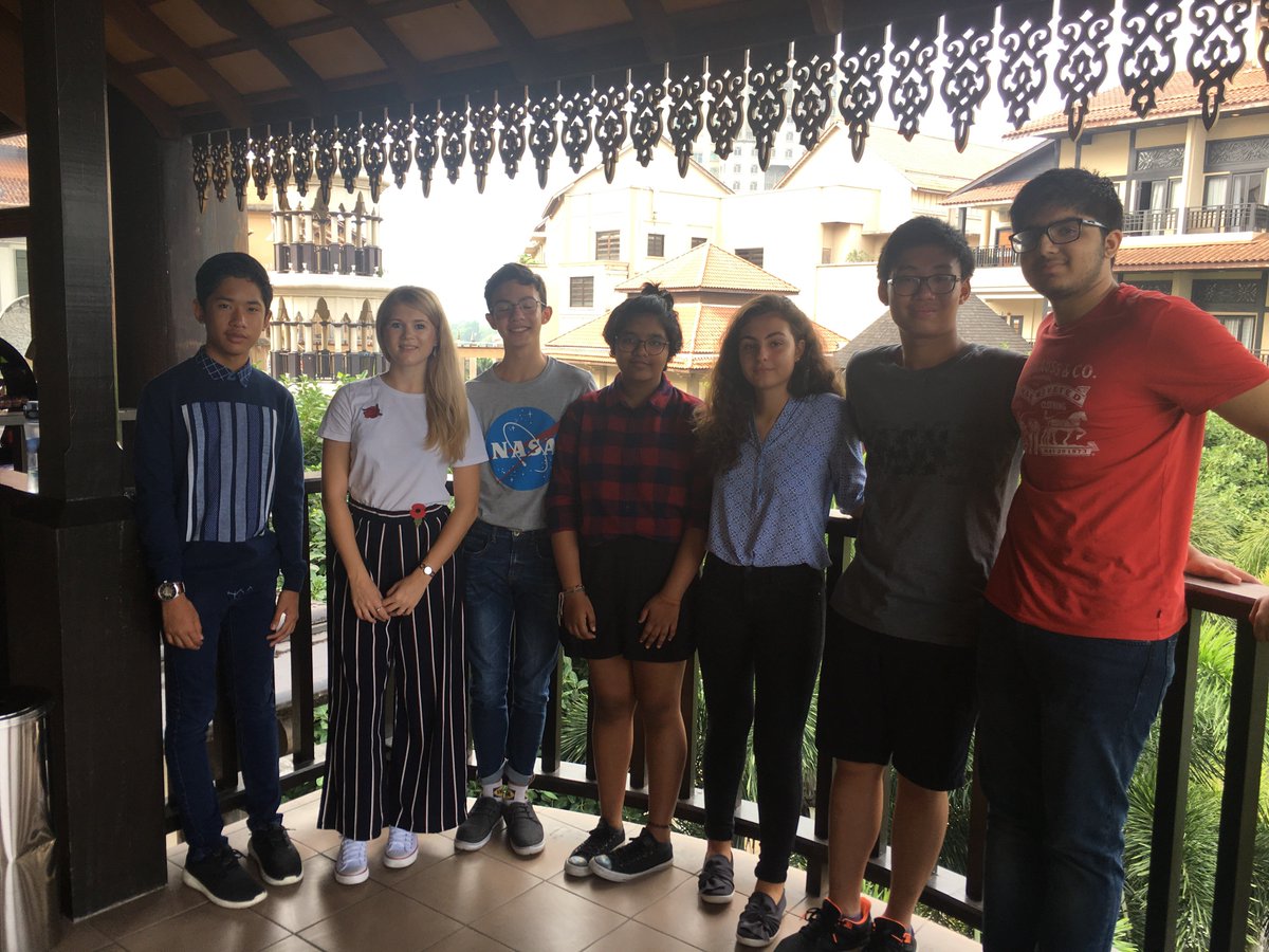 GISGreenDragons's tweet image. Miss Walters and the KS4/KS5 Green Dragon Secondary Leaders at the GIS Student Leadership Conference #GISLearning #GISstudentleaders #GISGreenDragons